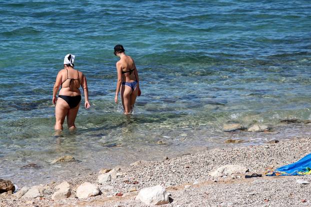Zadar: Lijepo vrijeme popunilo gradsku plažu Kolovare
