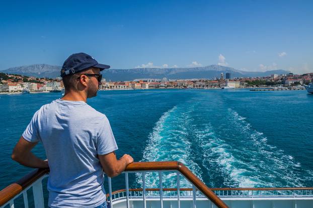 Split: Gužva na trajektu Petar Hektorović na relaciji Split - Vis