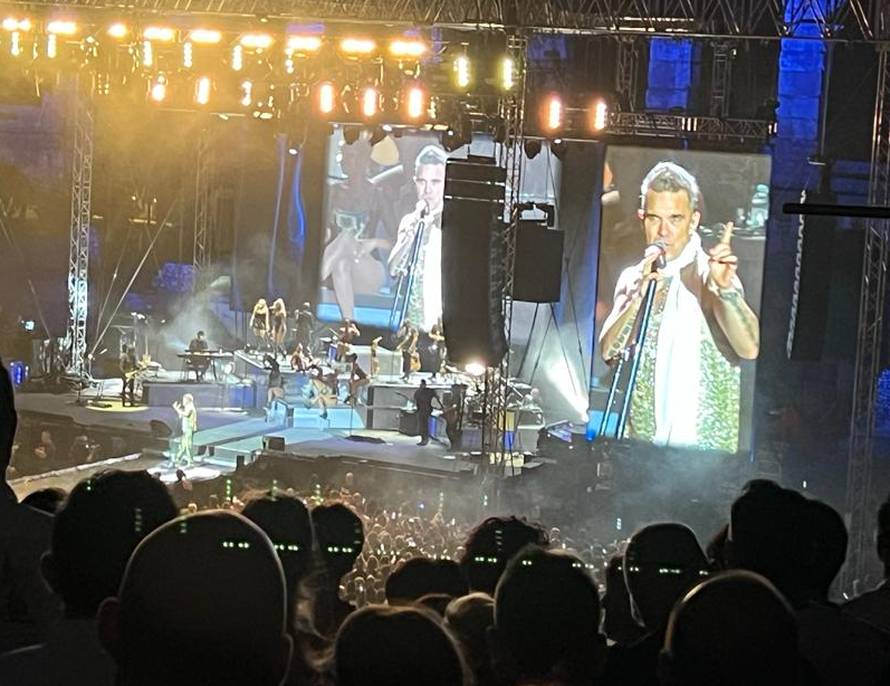 Robbie poljubio damu u publici pa se ispričavao njezinu mužu