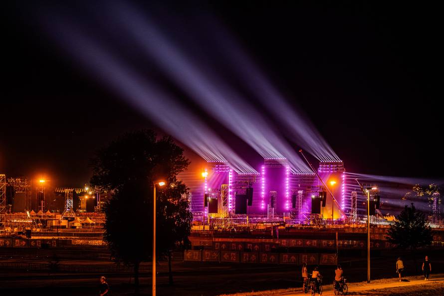 Zagreb: Spektakularna svjetlosna proba na Hipodromu uoči Thompsonovog koncerta