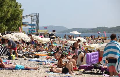 Plaže u Vodicama pune su kupača koji uživaju u sunčanom i toplom danu