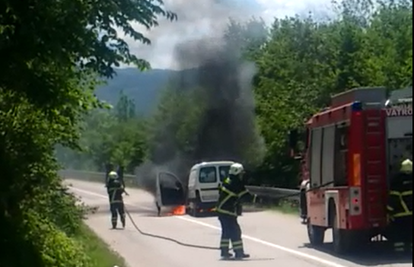 Požar u mjestu pored Korenice: 'Prednji dio auta je planuo pred mojim očima, nema ozlijeđenih'