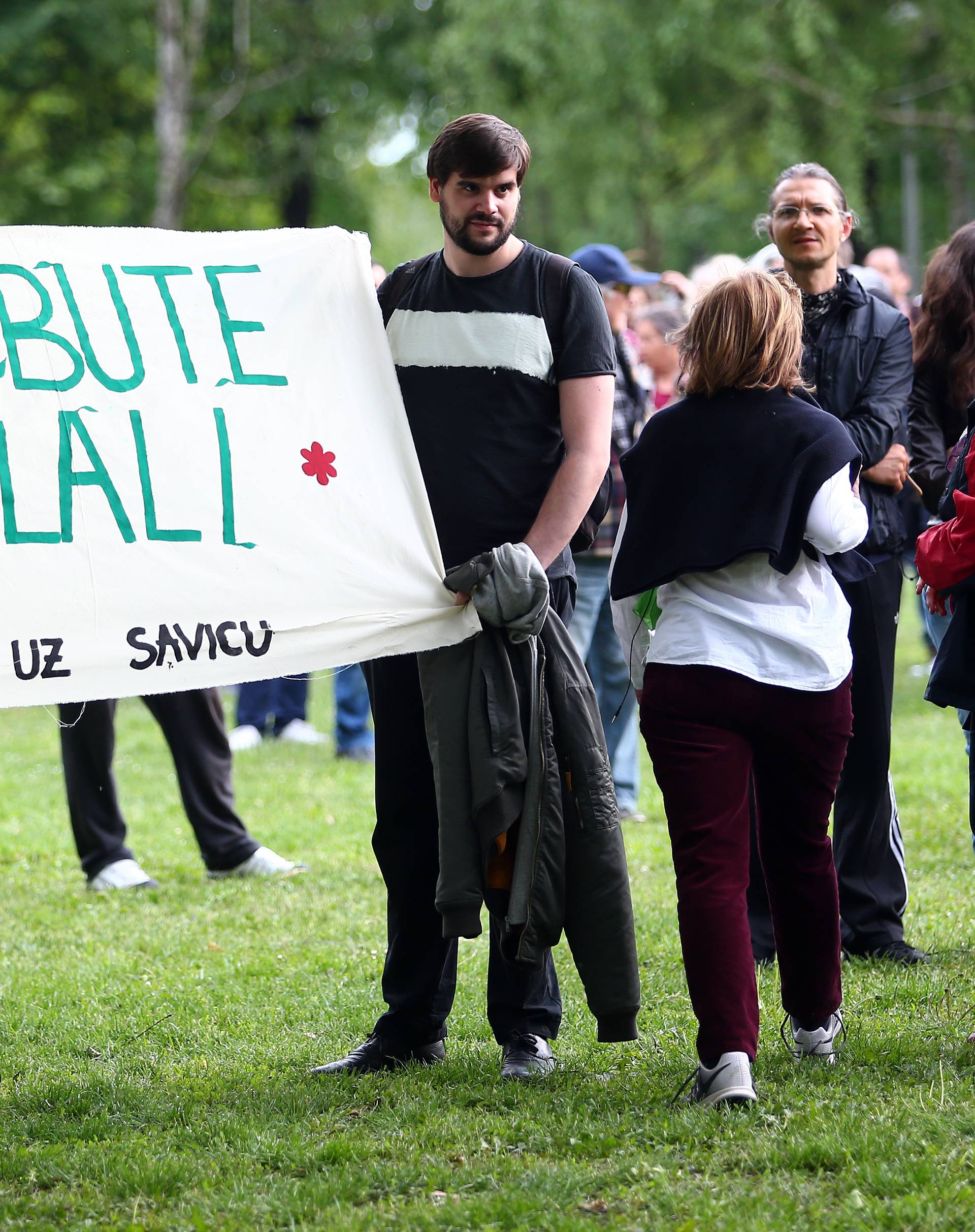 Kaos na Savici: Sukobili se prosvjednici, napali i novinara