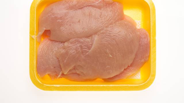 Povlači se s polica: Salmonela u piletini domaćih proizvođača