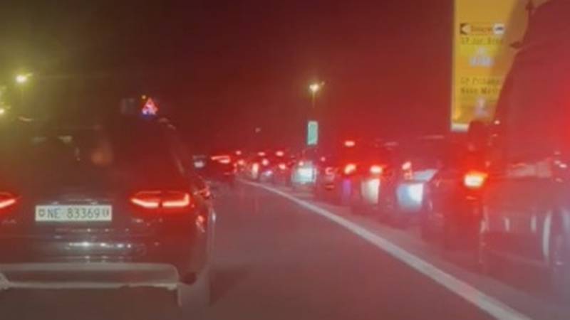 VIDEO Kaos nakon produženog vikenda, ogromne su gužve na A1: 'Kolaps, stojimo u koloni!' 15 screenshot 2025 05 04 at 20 59 28.png