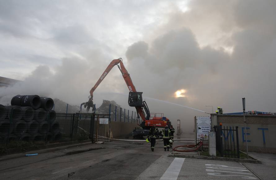 Rijeka: Izbio požar u skladištu Metisa na Kukuljanovu