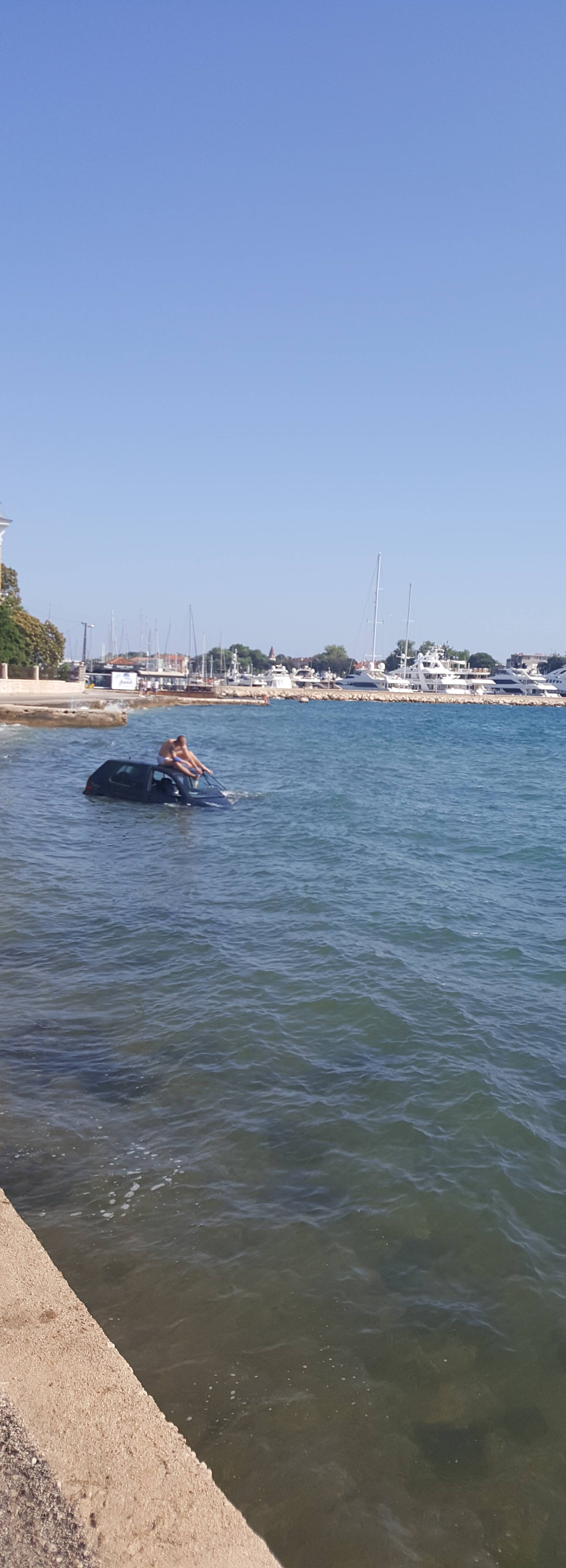 Sletio automobilom u more pa 'pobjegao' od policije na brod