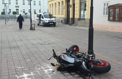 Vozio se motorom po pješačkoj zoni pa udario u rasvjetni stup