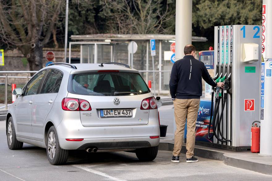 Vlada ograni&ccaron;ila cijene goriva