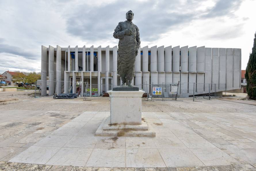 Å kabrnja: Spomenik dr. Franji TuÄmanu