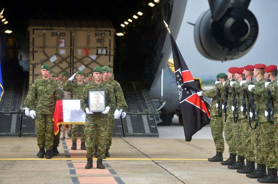 DoÄek preminulog hrvatskog vojnika uz vojne poÄasti