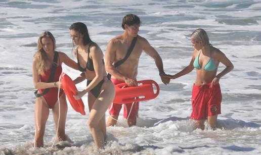 Krenulo snimanje Baywatcha! Cure su u badi&cacute;ima okupirale pla&zcaron;u, ispadale im grudi i guze