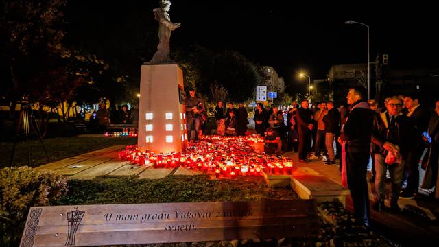 Split: Uoči spomendana na pad Vukovara zapaljeni lampioni na početku Vukovarske ulice