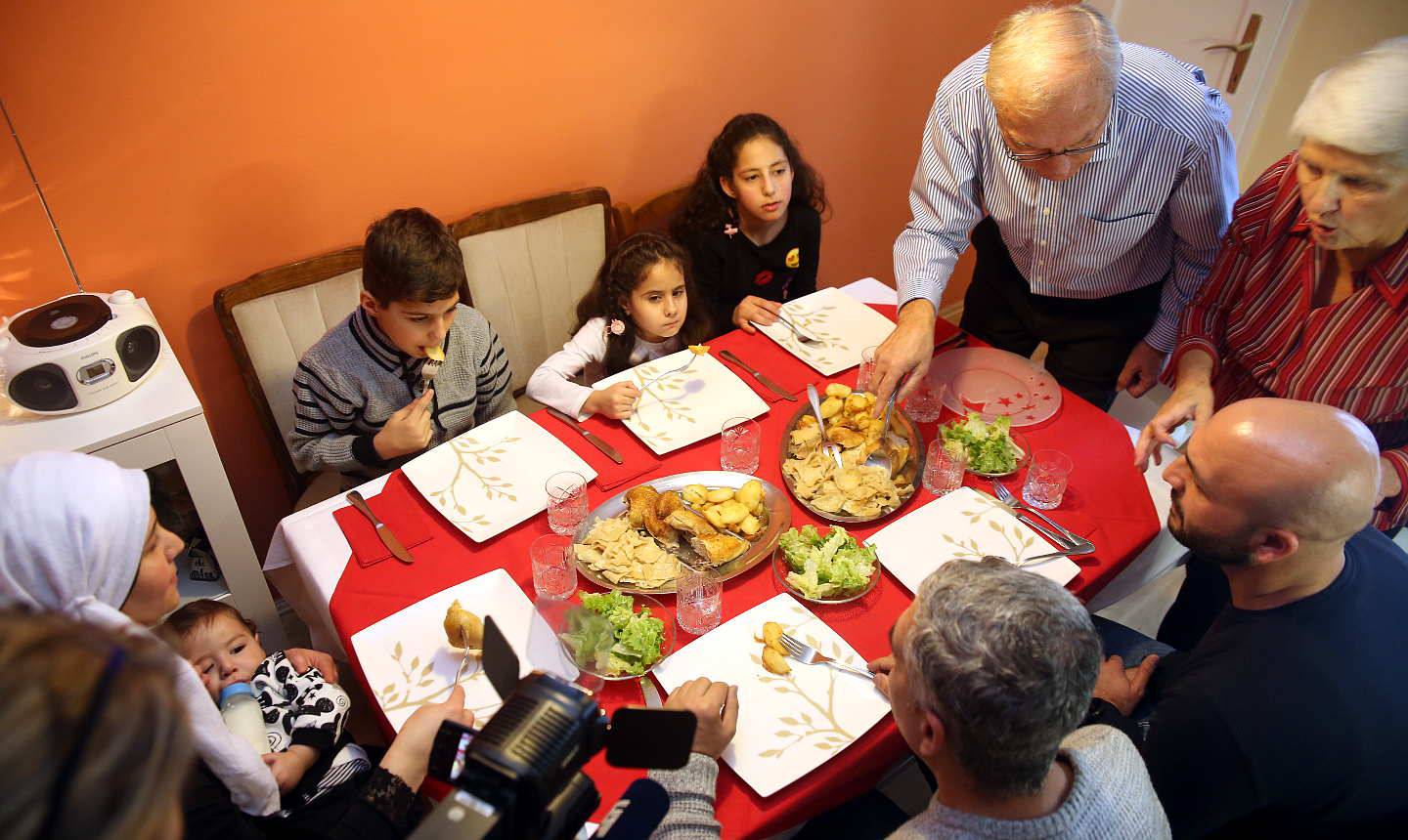 Karlovačka obitelj na božićnom ručku ugostila sirijsku obitelj