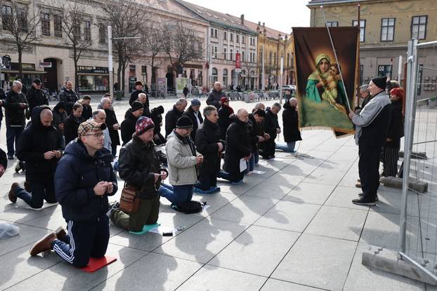 Dok u Osijeku jedni mole, drugi pak redovito u prosvjedu