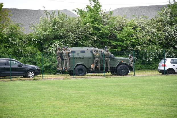 FOTO Pogledajte vježbe HV-a i policije u Okučanima: Borbe, eksplozija i skok padobranom!