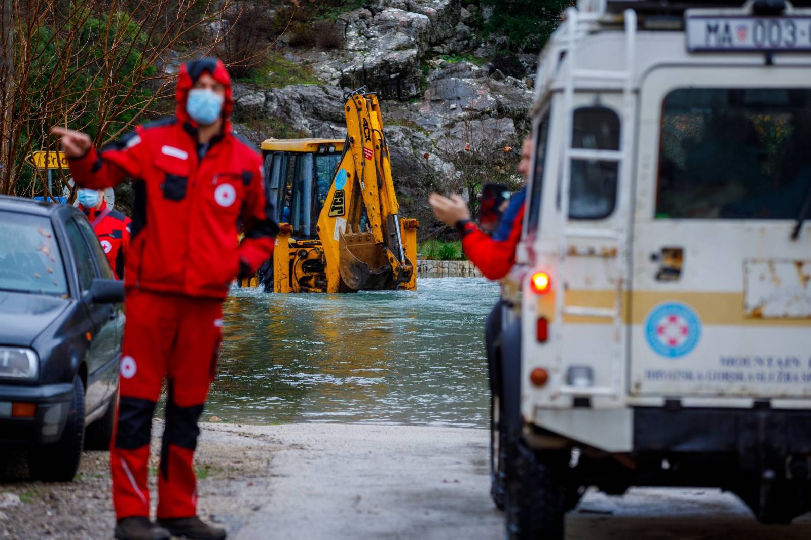 Evakuacija mještana i gradnja zečjih nasipa u poplavljenom selu Kokorići