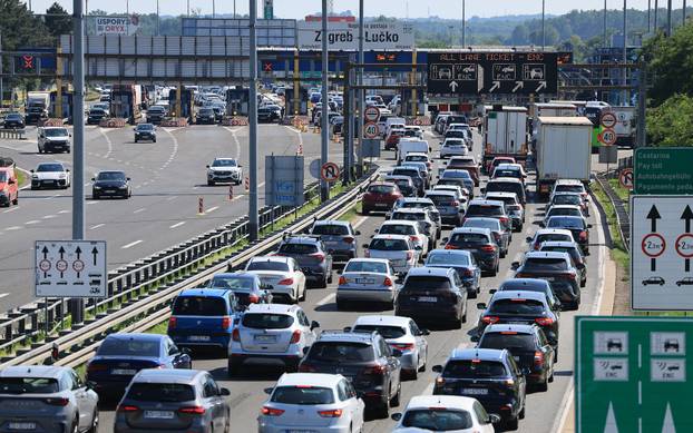 Velike prometne gužve na naplatnoj postaji Lučko prema moru