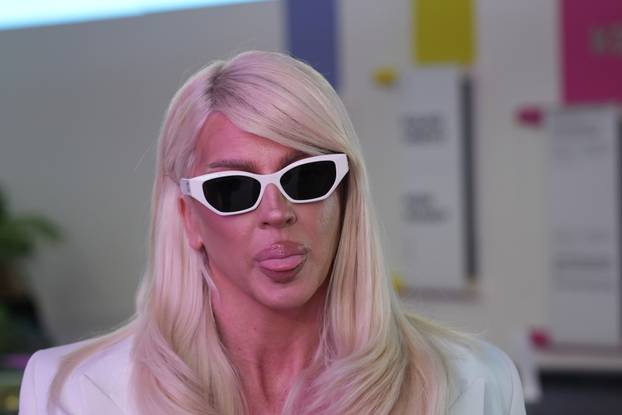 Beograd: Jelena Karleuša na  konferenciji "Nijedna majka nije sama"