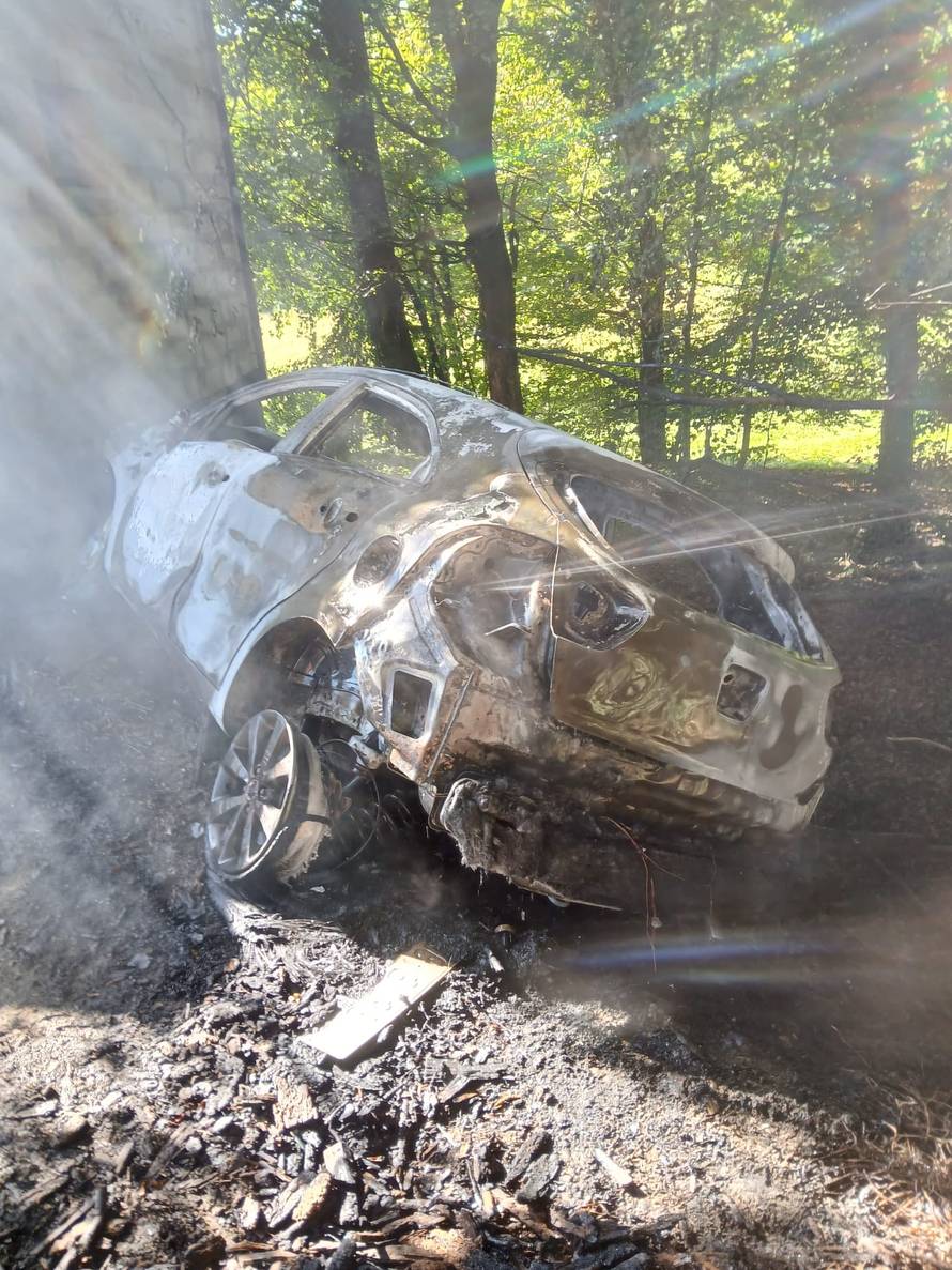 FOTO Tragedija u Ivanić-Gradu: Autom se zabio u kuću i izgorio