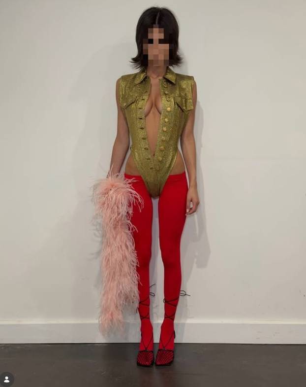 FOTO Sestra Biance Censori sve više nalikuje na nju: Objavila bizarne golišave fotografije!