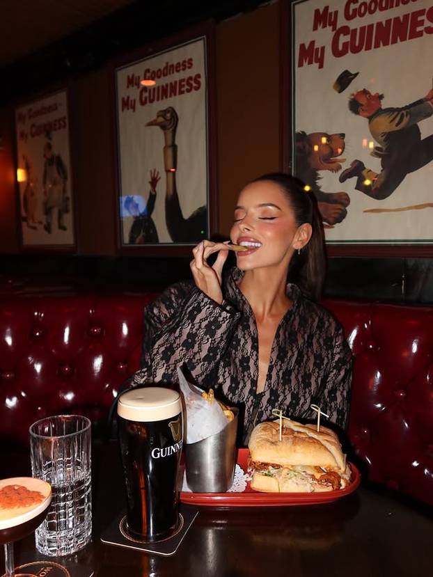 FOTO Fatalna brineta zapalila internet! U izazovnom izdanju otkrila je svoju 'malu tajnu'