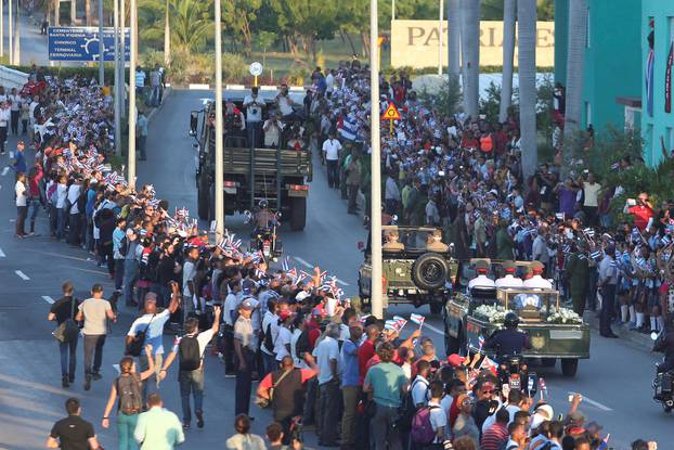 People watch the cortege carrying the ashes of Cuba