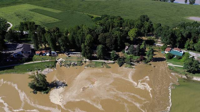 Fotografije iz zraka uništenog jezera Šoderica uslijed poplava