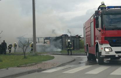 Planula stara drvena baraka, od kuće je ostao samo dimnjak