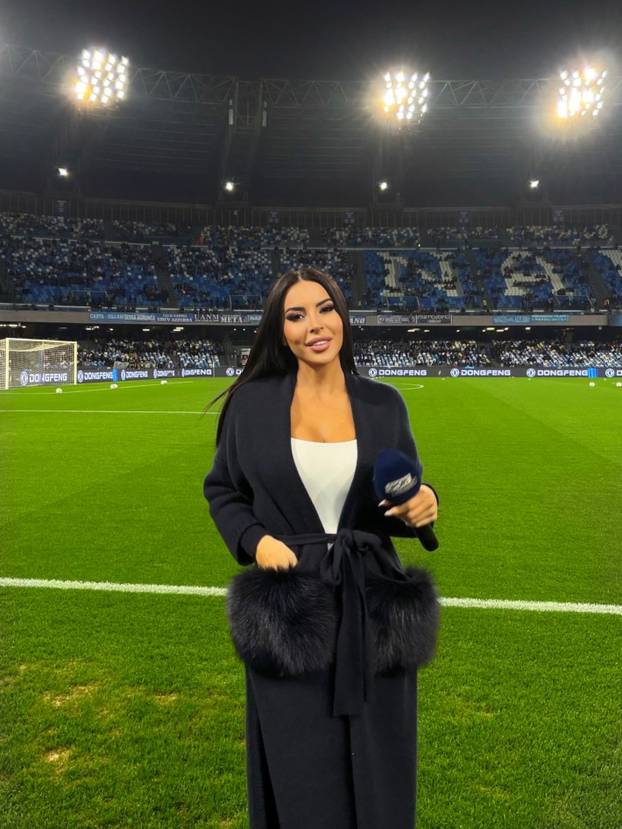 FOTO Tko je bujna TV voditeljica koja se fotkala gola? Šuškalo se da je imala aferu s legendom