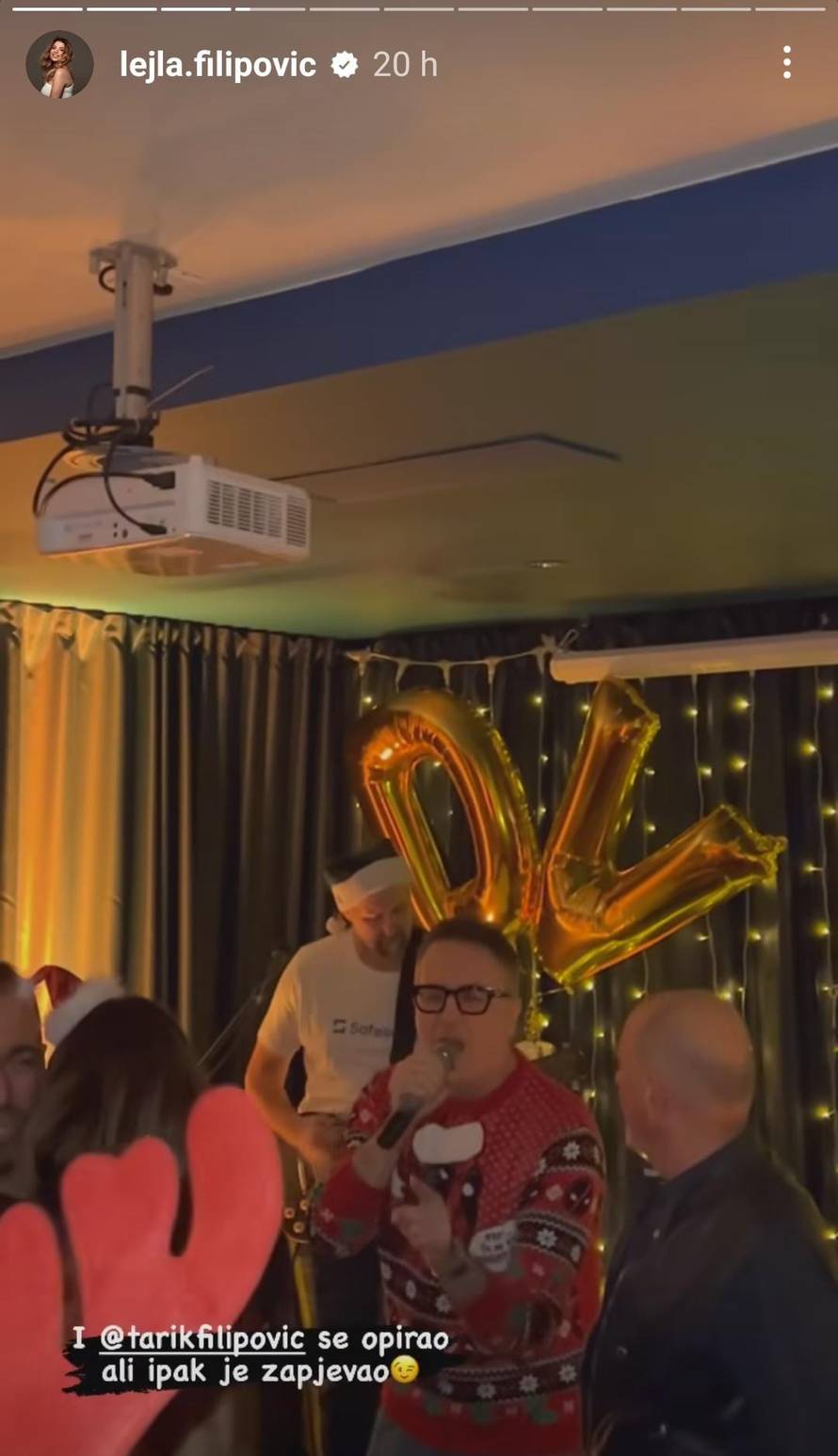 Ekipa se opustila i tulumarila u božićnim džemperima: Tarik  zapjevao, Rađa svirao gitaru...