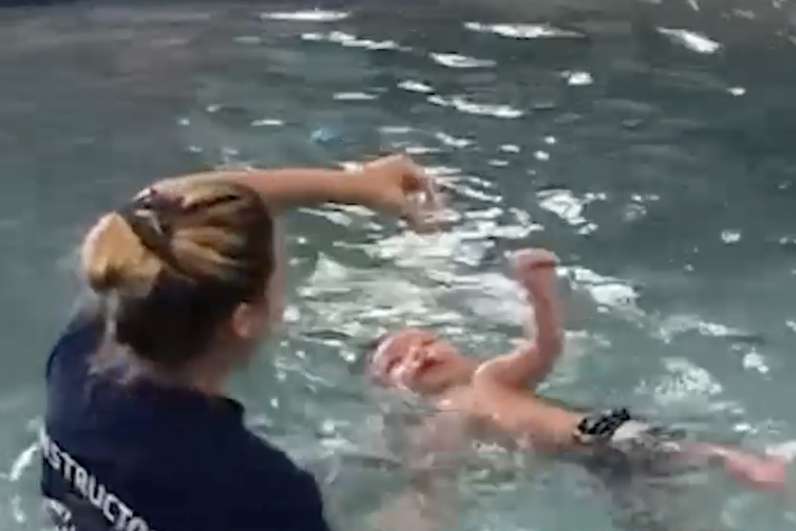Objavila video kako bebu uči plivati, sad joj prijete
