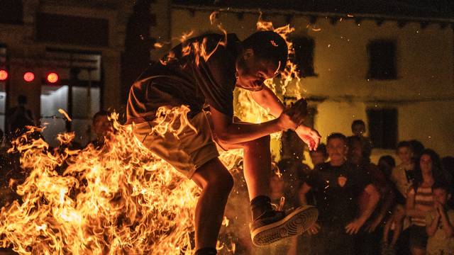 Pula: Vodnjansko ljeto započelo tradicionalnim skokovima kroz vatru sv. Ivana