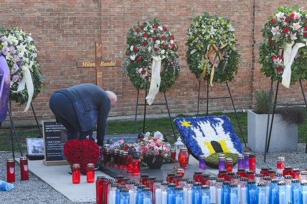 Zagrepčani posjećuju grob Milana Bandića na petu obljetnicu smrti 