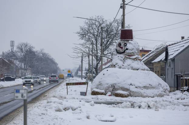 Bijelo Brdo: Napravljen  snjegović od otprilike sedam metara visine.