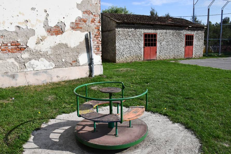 Najderutnija škola u Hrvatskoj. Crijep samo što im ne padne na glavu, a imaju sve više đaka...