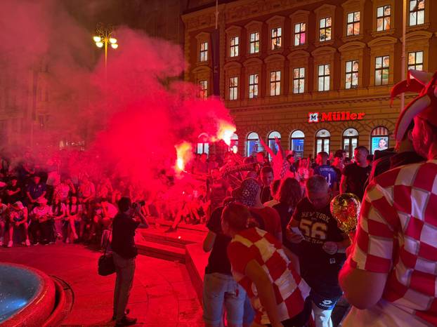 FOTO HRVATSKA NE SPAVA Pogledajte atmosferu s trgova, gužva je kao da je podne!