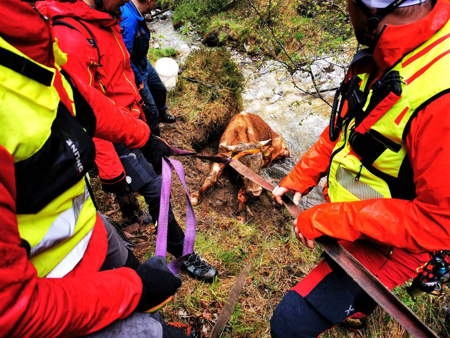 VIDEO Bik u Sloveniji upao u potok: 'Spašavala ga je gorska služba, izvlačio ga helikopter'