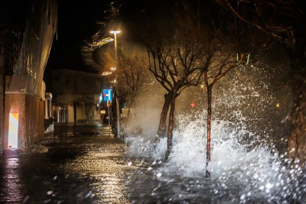 Kaštela: Olujno jugo i plima opet potopili Donja Kaštela