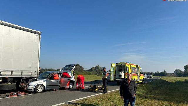 FOTO Teška nesreća kod Virja: Automobilom se zabio u kamion