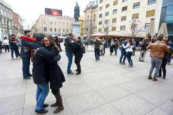 Zagreb: Tango flash mob iznenadio graÄane na Cvjetnom trgu