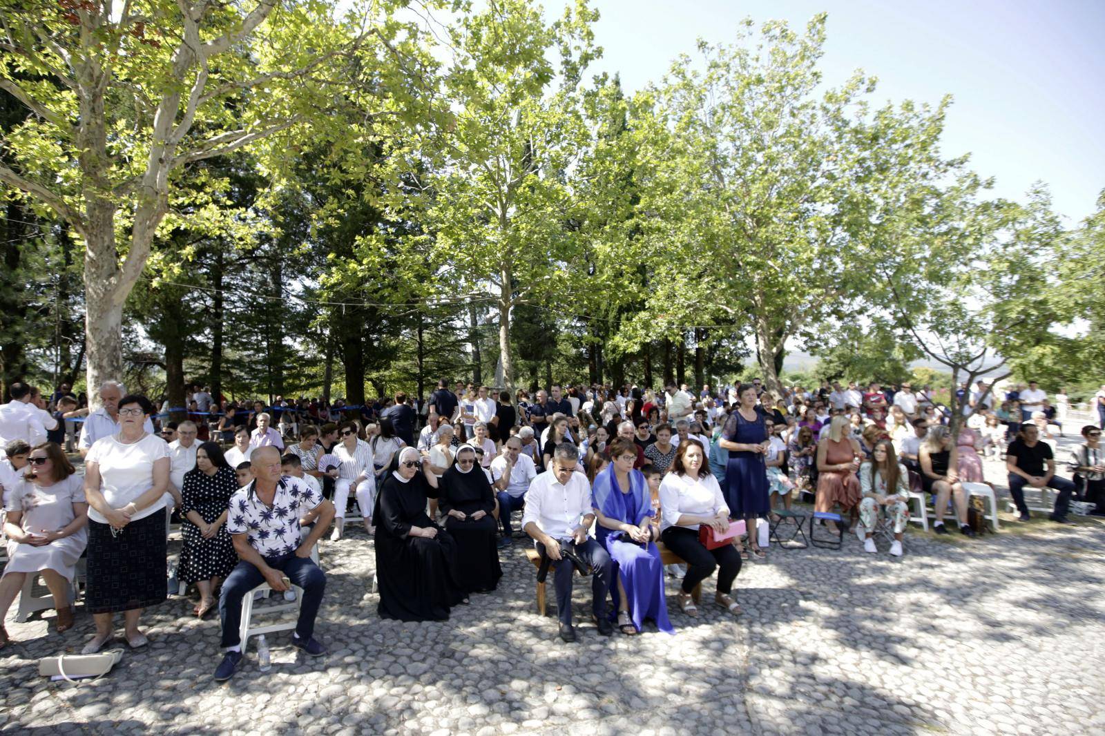 Brojni hodočasnici od jutarnjih sati pristižu u Široki Brijeg na svetkovinu Velike Gospe