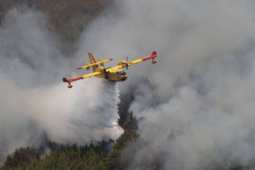 Kanader pomaže u gašenju, u Makarsku stiže i 150 vojnika