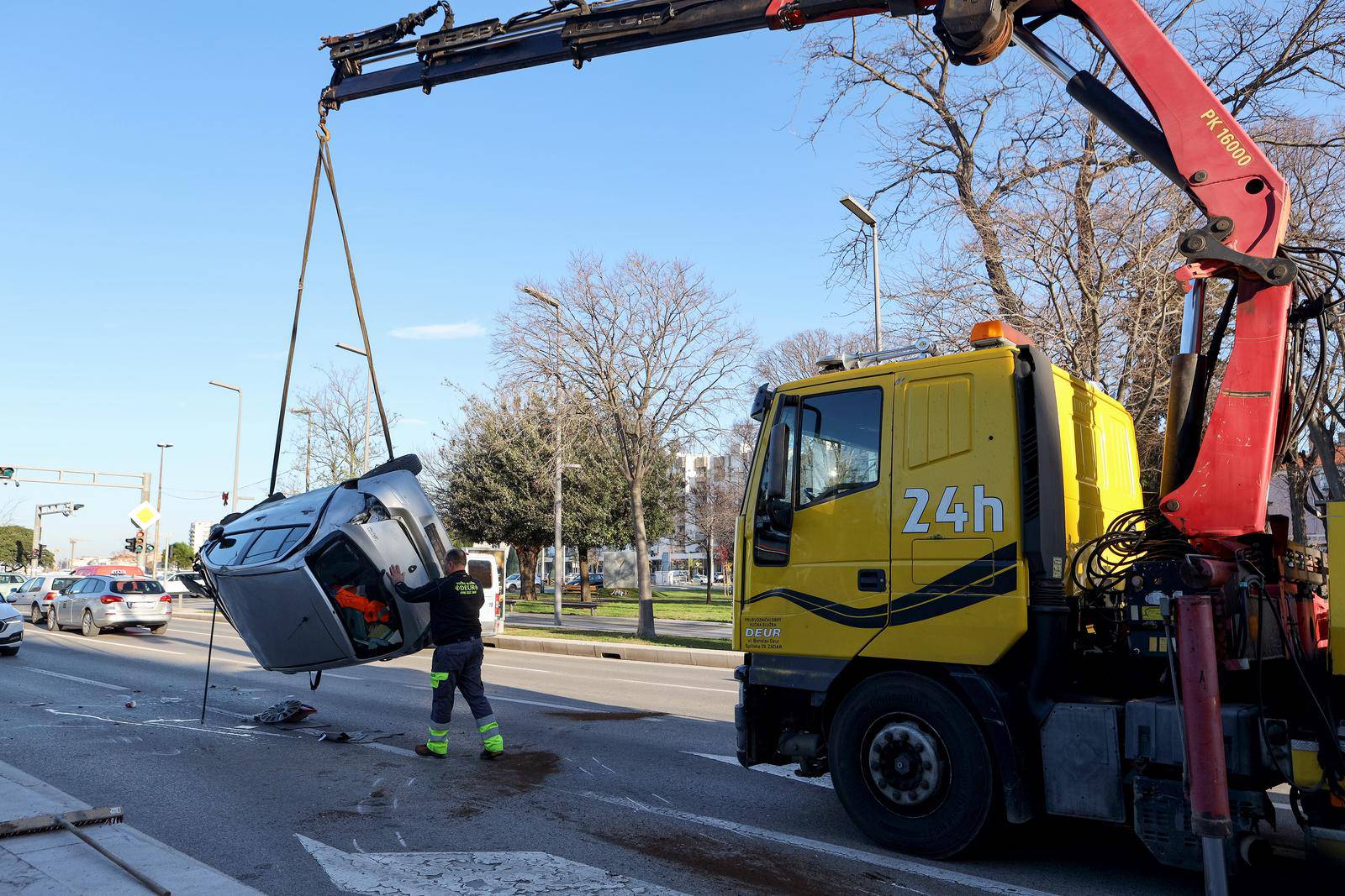 Prometna nesre?a u Zadru, auto u kojem su bili žena i dijete okrenuo se na krov