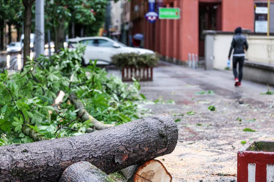 Zagreb: Jako nevrijeme zahvatilo grad