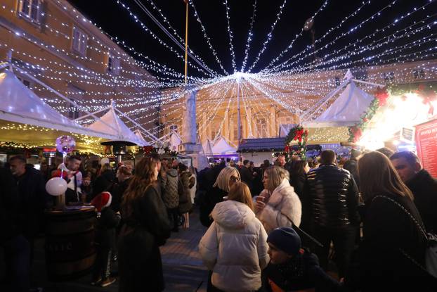 Rijeka: Započelo adventiranje na Trgu Riječke rezolucije i Koblerovom trgu