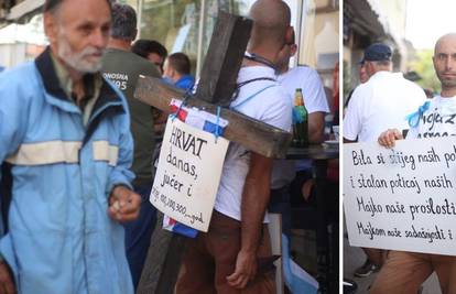 Iz Miljevaca pješačio u Knin, na leđima nosi veliki drveni križ