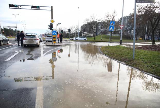 Zagreb: Poplava u Ukrajinskoj ulici zbog puknuća cijevi
