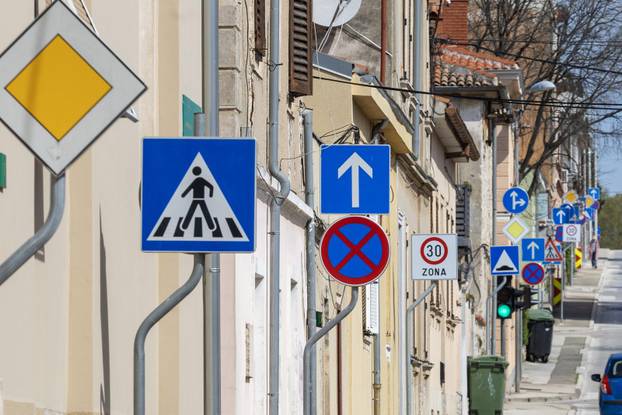 Pula: Prometni znakovi u Stankovi&cacute;evoj ulici