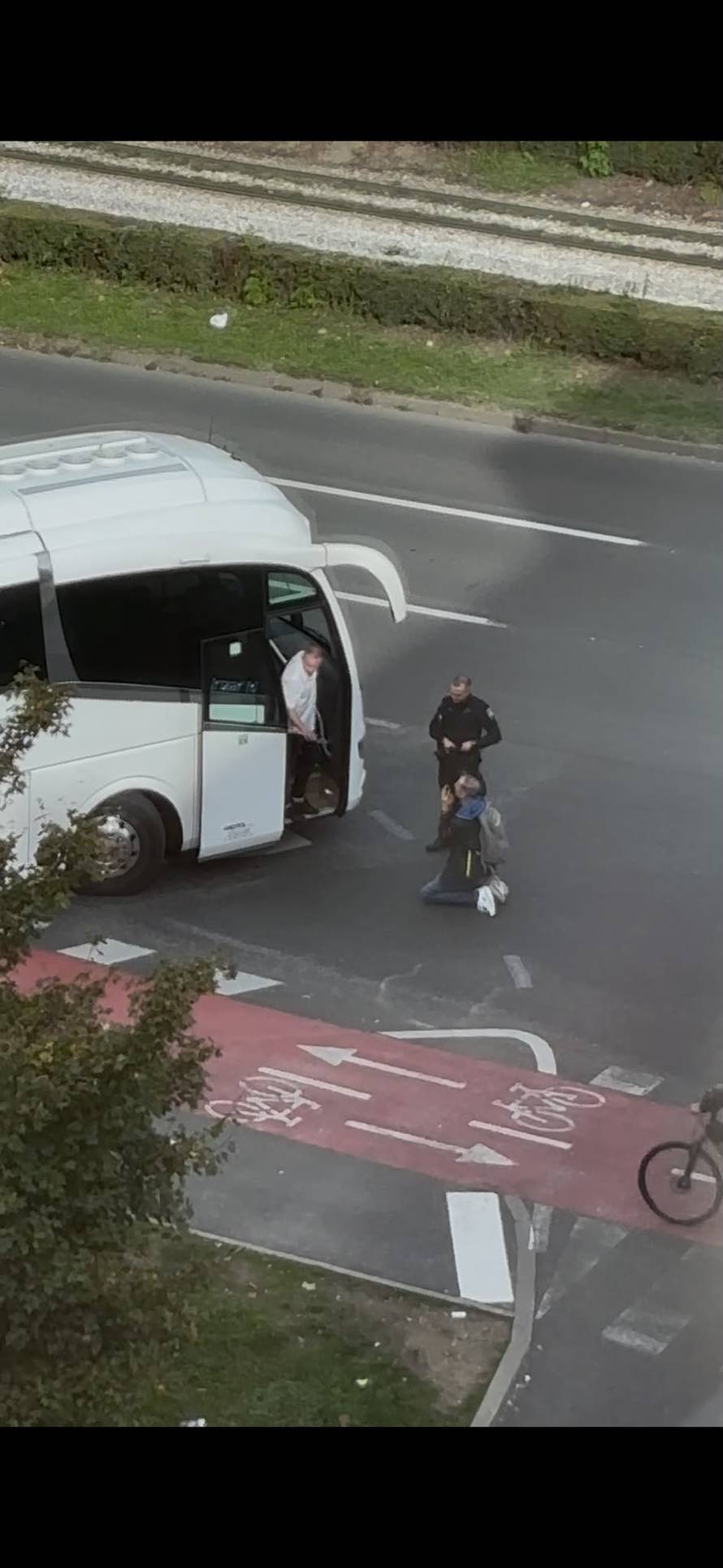 VIDEO Drama u Zagrebu: Klečao pred busom pa napao policajca: 'Pošpricao ga je suzavcem!'